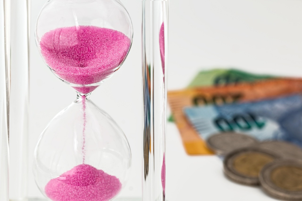 Hourglass, money, time — Accelerate Your Riverside Home Sale: Tips from Real Estate Experts